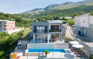 une maison avec une piscine et un bâtiment dans l'établissement Villa M apartment Podstrana-private pool, à Podstrana