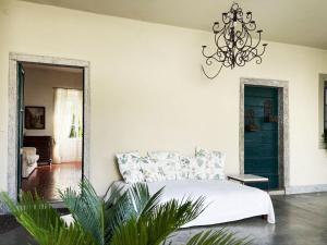 1 dormitorio con cama y lámpara de araña en Lucio Fontana's experience, en Comabbio