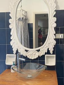 y baño con lavabo y espejo. en Lucio Fontana's experience, en Comabbio