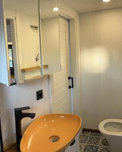 uma casa de banho com um lavatório e um WC em Tiny Datca em Datça