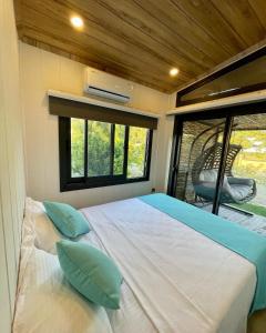 ein Schlafzimmer mit einem großen Bett in einem Haus in der Unterkunft Tiny Datca in Datca