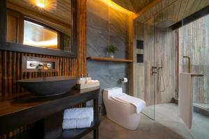 Ein Badezimmer in der Unterkunft Sinae Phuket - SHA Extra Plus