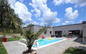 basen z palmą przed budynkiem w obiekcie Amazing Home In Lussas w mieście Lussas +15 zdjęć
