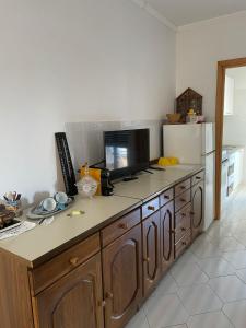 cocina con encimera y nevera en Apartments happy family 1 en Ginosa Marina