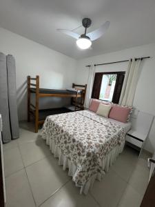 1 dormitorio con 1 cama con almohadas rosas en Vista pro mar en Ubatuba