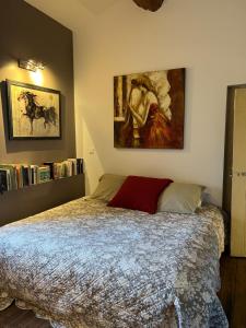 1 dormitorio con cama y estante para libros en Haras Saint Estève, en Saint-Andiol