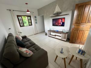 烏巴圖巴的住宿－Vista pro mar，带沙发和平面电视的客厅