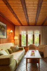 a living room with a couch and a table at Ferienhaus Am Wäldchen in Weiskirchen