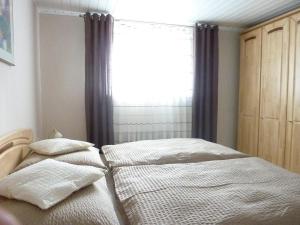 1 Schlafzimmer mit 2 Betten vor einem Fenster in der Unterkunft Haus Ferdinand in Leutasch
