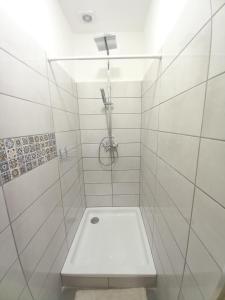 y baño blanco con ducha y aseo. en Home of arts and creation, Erdei alkoto studio, en Kismaros