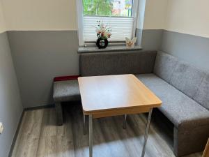 une petite chambre avec un banc et une table dans l'établissement Ferienwohnung Heidi, à Wahlhausen