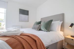 A bed or beds in a room at The Winnoch - modern 2 bed flat