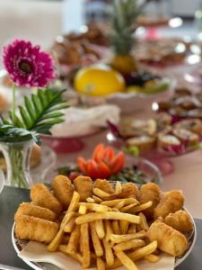 un plato de comida con papas fritas en una mesa en New Tiffany's Park en Lido di Jesolo