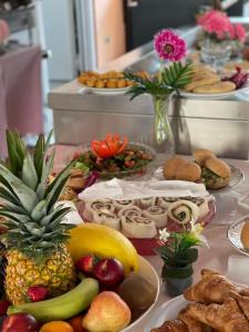 un buffet di cibi con ananas e altri prodotti alimentari di New Tiffany's Park a Lido di Jesolo