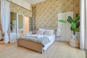een slaapkamer met een bed met twee handdoeken erop bij "La Casa Mare" Charmant Studio avec Vue Mer, Plage in Menton