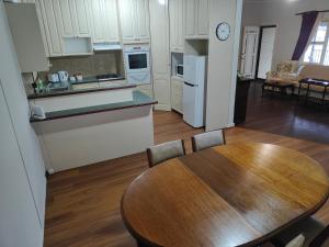 S&S Guest House的厨房或小厨房
