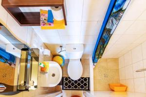 uma casa de banho com um WC e um lavatório em Pokoje gościnne Panda em Karwia