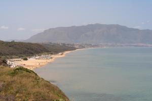 - une vue sur une plage avec des montagnes en arrière-plan dans l'établissement Appartamento A Pigna sea view, à Balestrate
