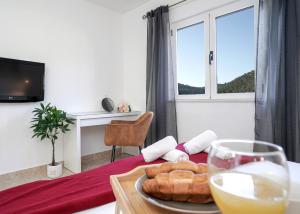 TV a/nebo společenská místnost v ubytování Downtown Hideaway - ZF Hvar