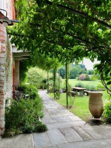 a garden with a vase on the side of a building at Tenuta La Quassa in Ispra
