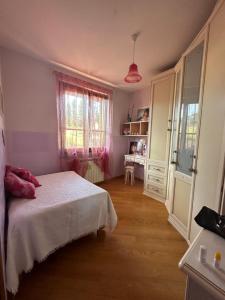 een slaapkamer met een bed, een dressoir en een bureau bij Peaceful and near town in Terranuova Bracciolini