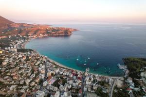 una vista aérea de la ciudad y el océano en Mema Hotel en Himare