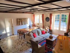 - un salon avec un canapé et une table dans l'établissement Manoir Petit Meysset, à Sarlat-la-Canéda