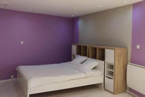 Morthemer的住宿－Les Nénuphars de la Chalette，一间卧室配有一张紫色墙壁的床