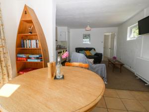 een woonkamer met een tafel en een bank bij Min Y Mor in Criccieth