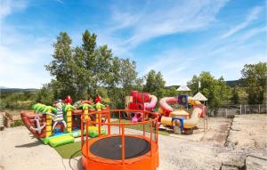 Parc infantil de Stunning Home In Grospierres With Kitchenette
