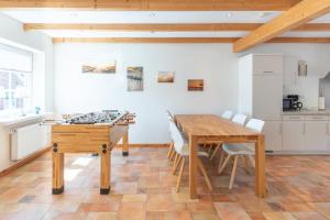 uma sala de jantar com uma mesa e um tabuleiro de xadrez em Haus zu den Halligen em Bredstedt