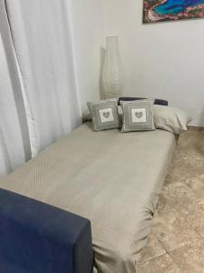 uma cama com duas almofadas num quarto em CASA GIULIA em Olbia