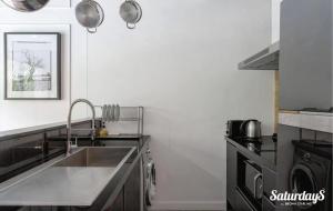 Kuchyň nebo kuchyňský kout v ubytování Saturays condo One Bedroom Suite 178