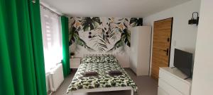 Łóżko lub łóżka w pokoju w obiekcie Apartamenty Częstochowa