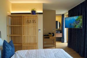 um quarto com uma cama e uma televisão de ecrã plano em Zimmer am Platz em Purgstall