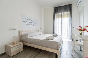 een kleine slaapkamer met een bed en een bureau bij Ammare Bed & Breakfast in Marina di Camerota