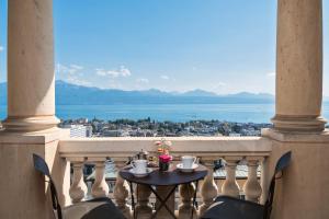 uma mesa numa varanda com vista para a água em Lausanne Palace em Lausanne