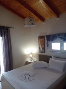 um quarto com uma cama com uma toalha em Athanasias House Pyrgi em Áyios Ilías