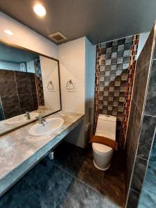 łazienka z umywalką i toaletą w obiekcie Traveller Inn Hotel w mieście Chiang Mai