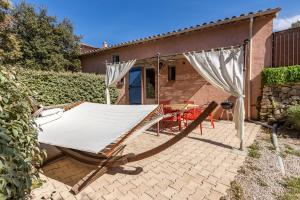 Patio alebo iná vonkajšia časť ubytovania La Rose des Vents & Spa - Gite Savane