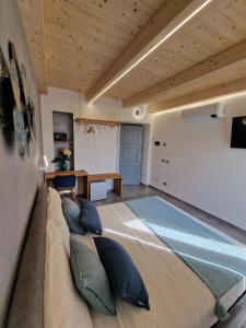 TV a/nebo společenská místnost v ubytování MARLA ROOMS