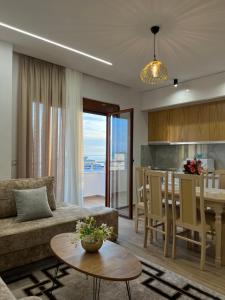 - un salon avec un canapé et une table dans l'établissement West View Apartment, à Durrës