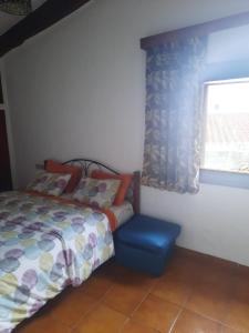 Schlafzimmer mit einem Bett und einem Fenster in der Unterkunft Cosy Apartment à Kabila in Mʼdik