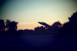 Ein Flugzeug fliegt in den Himmel bei Sonnenuntergang in der Unterkunft Söderåsen Resort in Ljungbyhed