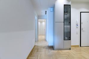 pasillo con paredes blancas y azules y suelo de madera en Spacious flat 2 bedrooms 4 pers by MPS, en Atenas