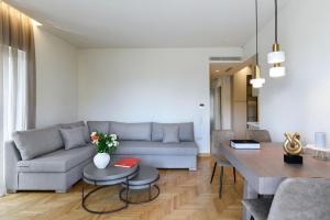 sala de estar con sofá y mesa en Spacious flat 2 bedrooms 4 pers by MPS, en Atenas