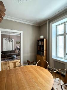 een eetkamer met een houten tafel en stoelen bij ApartmentInCopenhagen Apartment 1279 in Kopenhagen