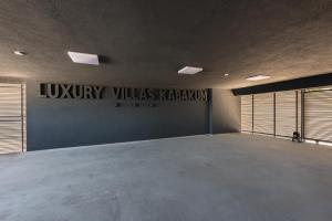 een grote lege kamer met een bord aan de muur bij Luxury Villas Kabakum in Goudstrand