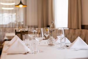 - une table avec des verres à vin et des serviettes dans l'établissement Hotel Gasthaus Post, à Campo di Trens