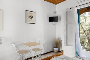 TV a/nebo společenská místnost v ubytování Oceanis Rooms
